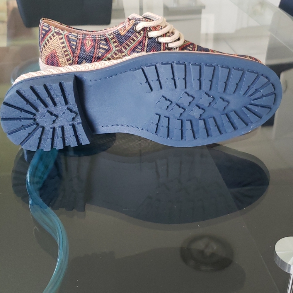 Shoes - Picture 3 of 4